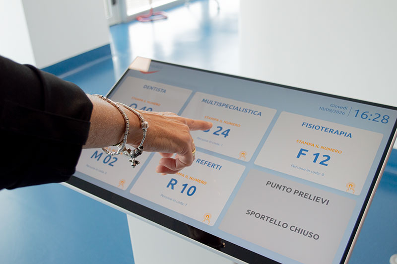 paziente seleziona al totem in ingresso il numero per il servizio richiesto
