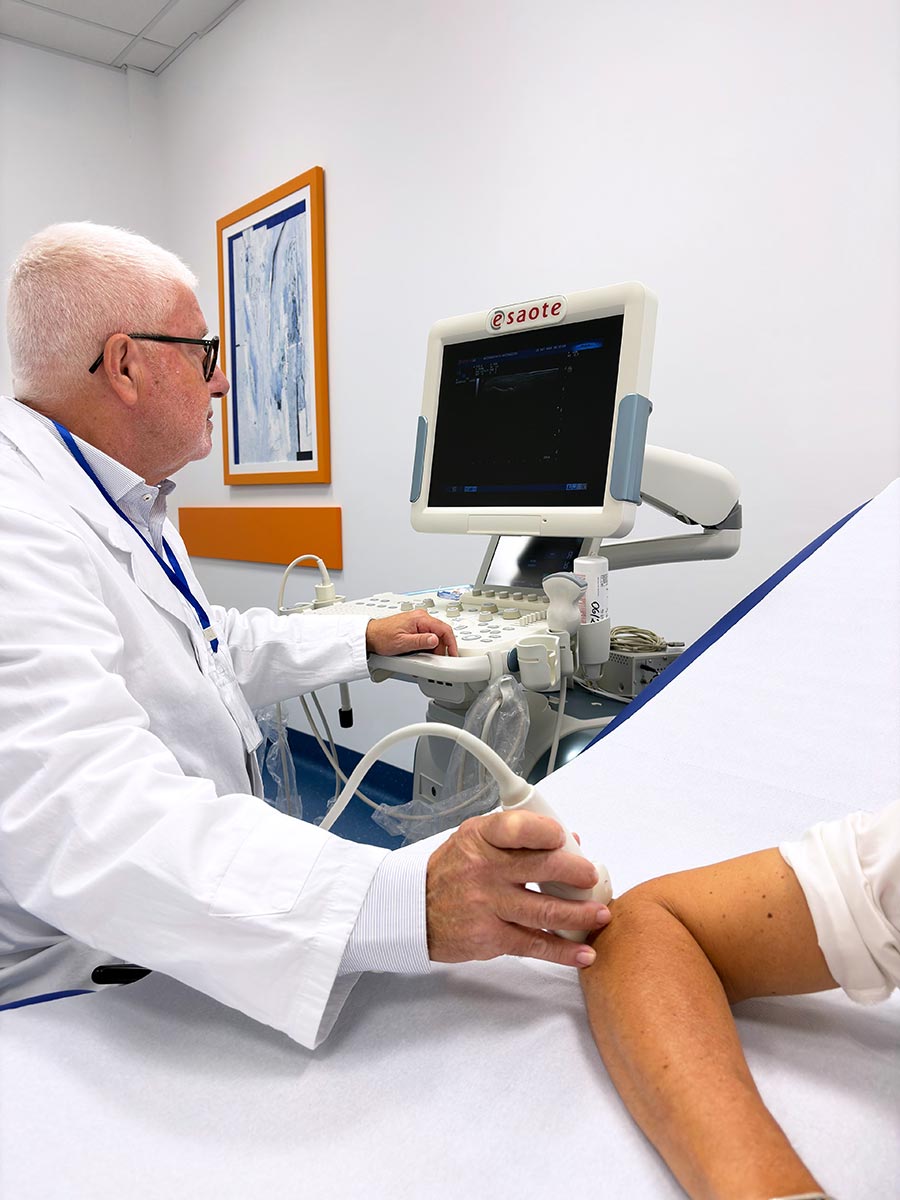 dettaglio della mano del medico che esegue una ecografia